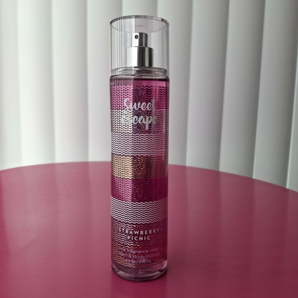 Bath & Body Works SWEET ESCAPE STRAWBERRY PICNIC Fine Fragrance Mist 8 oz Spray